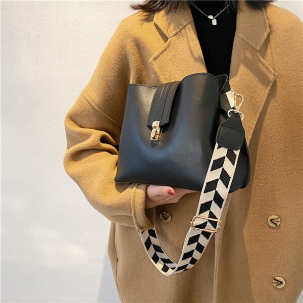 Venta al por mayor nuevo bolso  de mujer tendencia callejera de  gran capacidad  costura de coche de PU - Imagen 2
