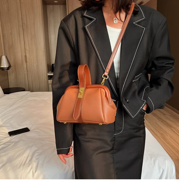 Bolso cruzado para mujer, bandolera de hombro con clip con patrón de lichi, a la moda, combina con todo - Imagen 7