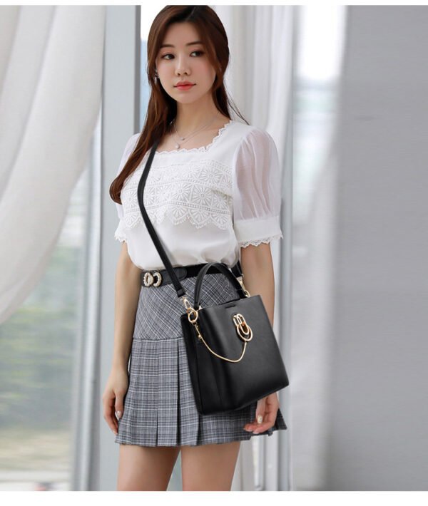 Bolso diagonal multifuncional de piel suave. - Imagen 6