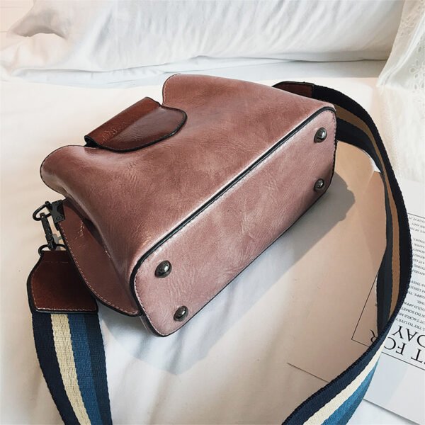 Bolso tipo bombonera de piel encerada con aceite, color bolso con correa para el hombro - Imagen 4