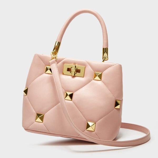 Bolso tipo bombonera con diamantes y textura de remaches, bandolera de un hombro