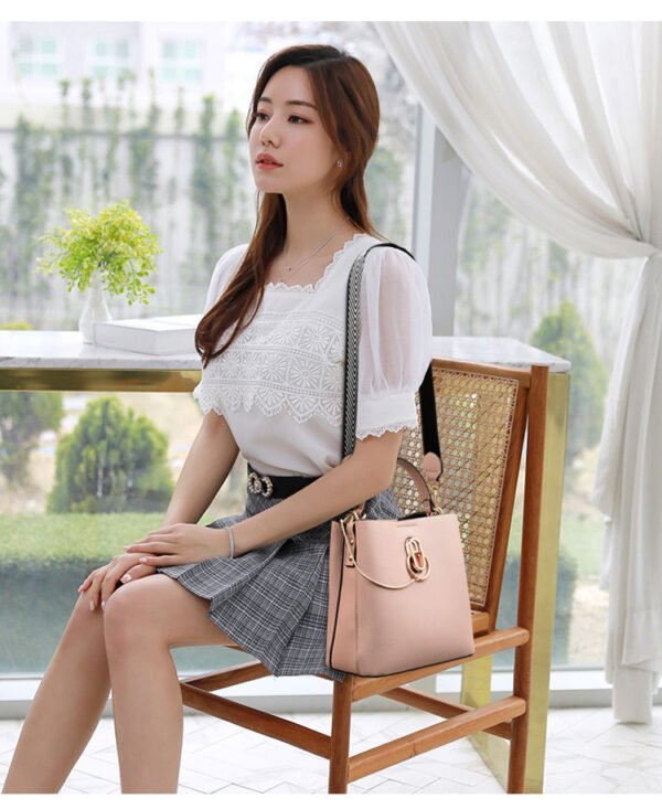 Bolso diagonal multifuncional de piel suave. - Imagen 5