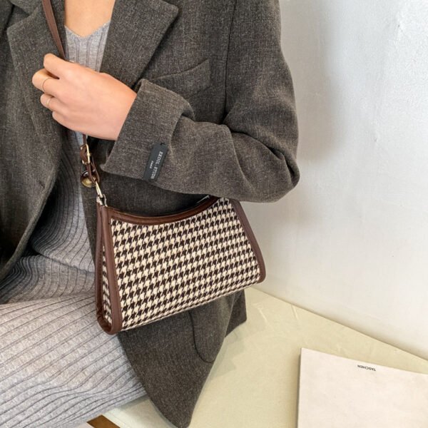 Cuadros que combinan con todo en las axilas en el nuevo bolso mensajero de otoño e invierno para mujer