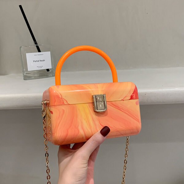 Bolso tipo caja de acrílico con cadena y bandolera de un solo hombro - Imagen 3